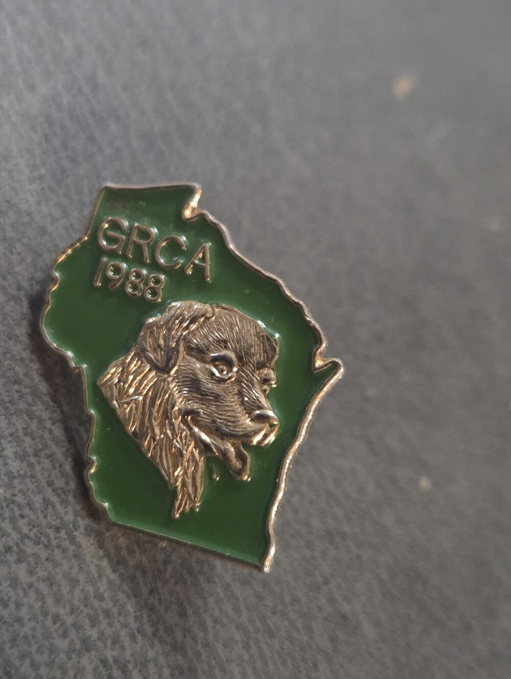 GRCA 1988 Golden Retriever Lapel Hat Jacket Pin Gold & Green